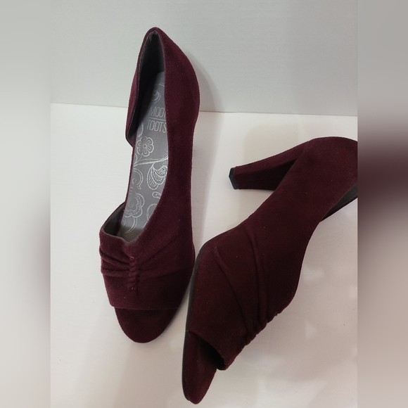 Suede  Burgundy open toe pump with one side open Mootsie Tootsie - Picture 8 of 8